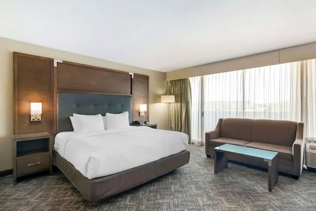 غرفة قياسية بسرير كينج مع أريكة، Best Western Plus Kansas City Sports Complex Hotel 3/7