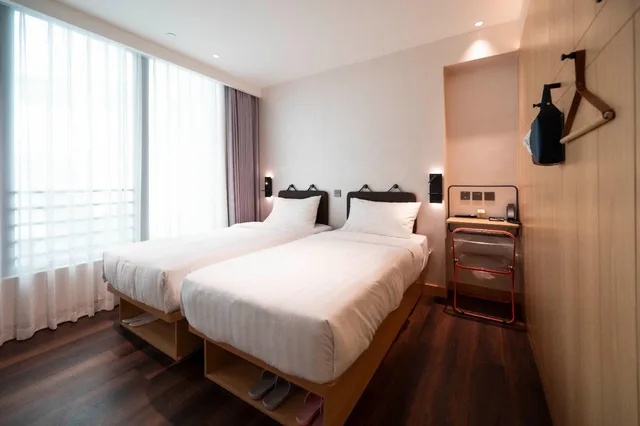 Renovated, Twin Beds, Harbour Bay Hotel 1/1