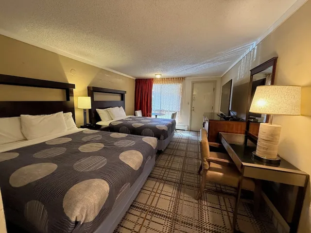 Deluxe, 2 Queen Beds, Snowshoe Motel 3/8