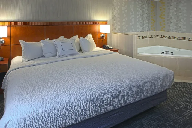 جناح بسرير كينج مع أريكة، Courtyard by Marriott Hamilton 2/4