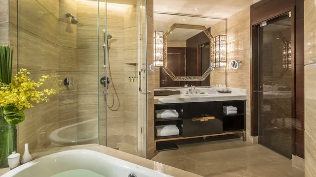 غرفة بريميوم بسرير كينج بإطلالة على البحيرة، INTERCONTINENTAL HEILONG LAKE 8/10