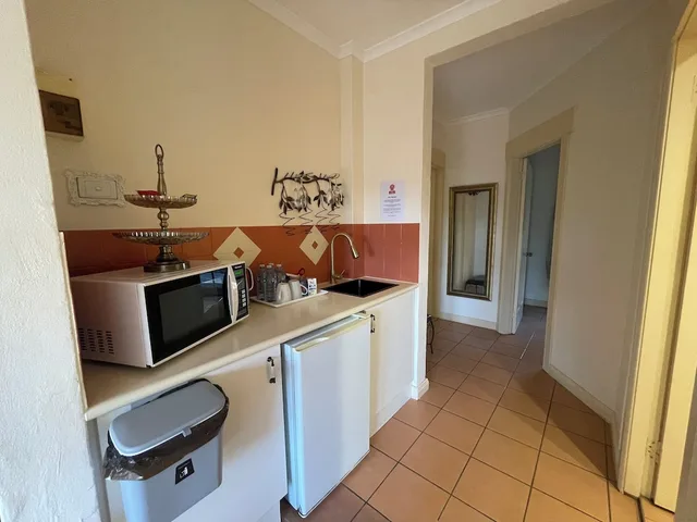 غرفة بسرير كوين وسريرين منفصلين بإطلالة على الحديقة بشرفة بغرفتي نوم، Villa Provence 10/10