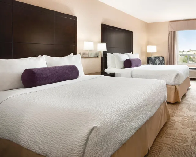 جناح بسريرين كوين بغرفة نوم واحدة مع أريكة، Days Inn Calgary Airport 1/2