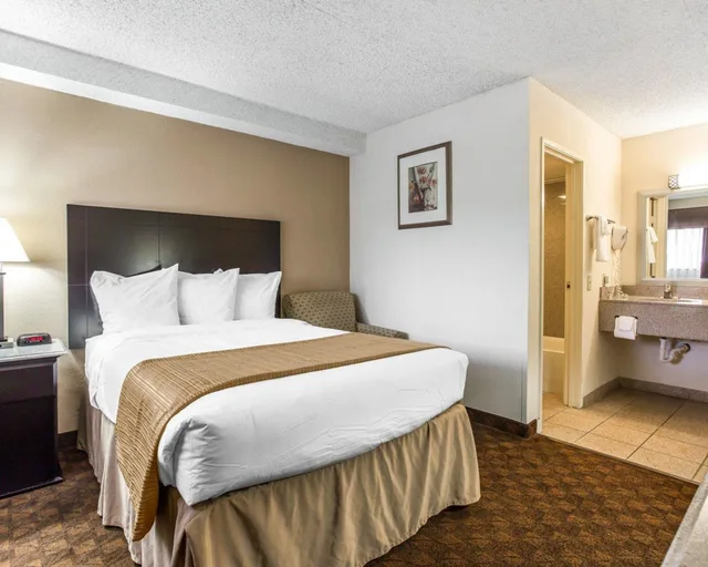 Suite, King Bed, Sofa, Accessible, Quality Inn & Suites Coliseum 2/5