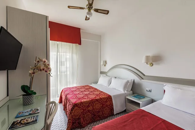 غرفة ثلاثية بسرير كوين وسرير فردي بشرفة، Hotel Caravelle 3/9
