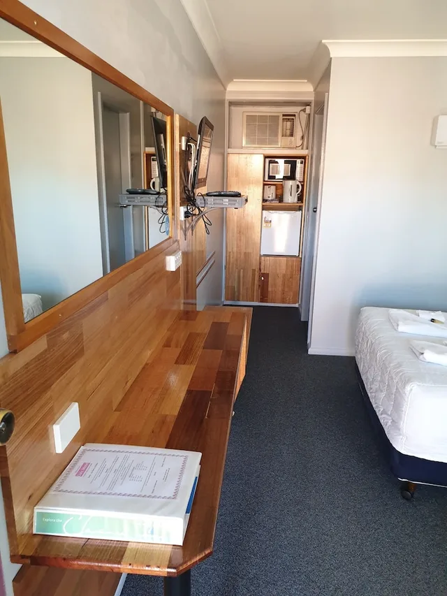 غرفة أساسية بسرير مزدوج وسرير فردي، CIVIC MOTEL GRAFTON 2/3