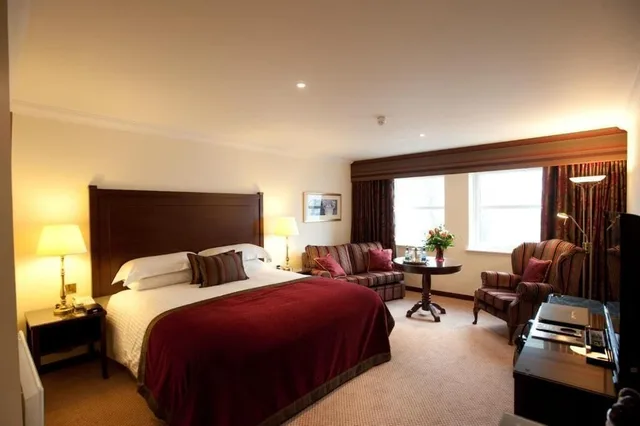 Super, Superior, Deluxe, Double Bed، Macdonald Norwood Hall Hotel 1/2