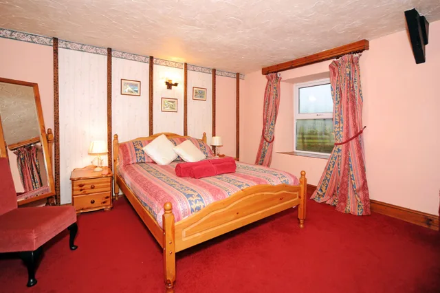 Room, Double Bed, The West Country Inn 2/4