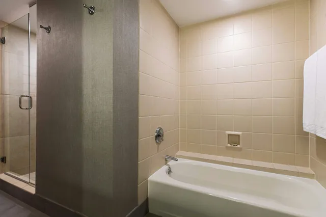 Junior Suite, Renaissance Chicago Downtown 2/2