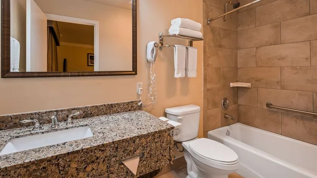 غرفة بسرير كينج بشرفة، Best Western Garden Villa Inn 2/2