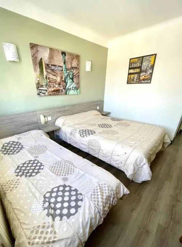 غرفة سوبيريور ثلاثية بسرير مزدوج وسرير فردي، HOTEL COLISEE VERDUN 1/3