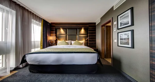 جناح جونيور، Hotel Beaulac 1/2