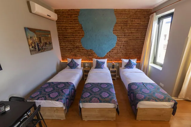 جناح بسرير كوين بإطلالة جزئية على البحر، Royal Taksim Suites 3/10