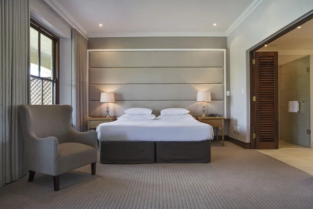 غرفة سيغنتشر بسرير كينج بإطلالة على الجبل بشرفة بغرفة نوم واحدة، Asara Wine Estate and Hotel 3/5