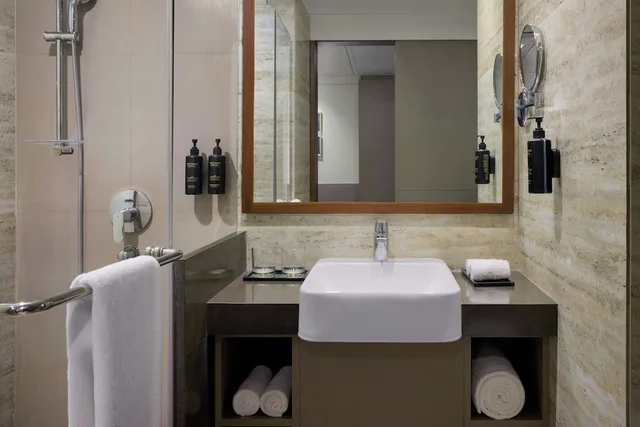 غرفة بسريرين منفصلين بإطلالة على المدينة، The Fern An Ecotel Hotel Vadodara 2/2