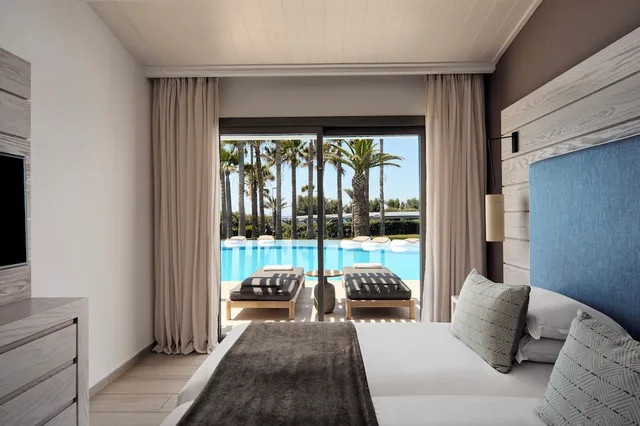 2 Bedrooms, Swim Up, Suite, 2 Queen Beds, Pool View, Sofa, Bungalow Area، Mare Ayia Napa 2/4
