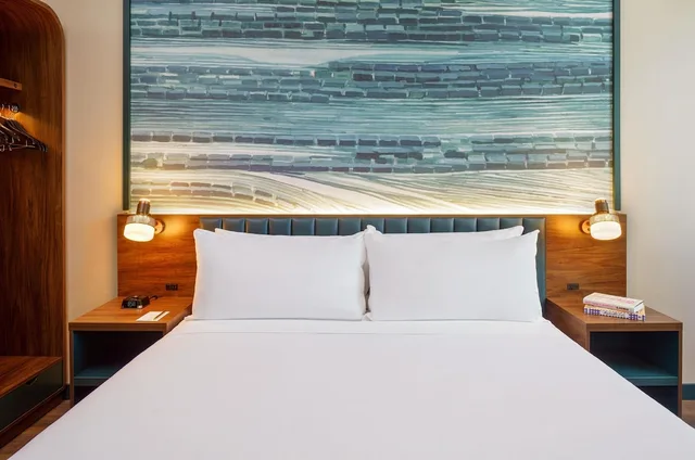 غرفة ديلوكس بسرير كينج، Caption by Hyatt Downtown Nashville The Gulch 5/6