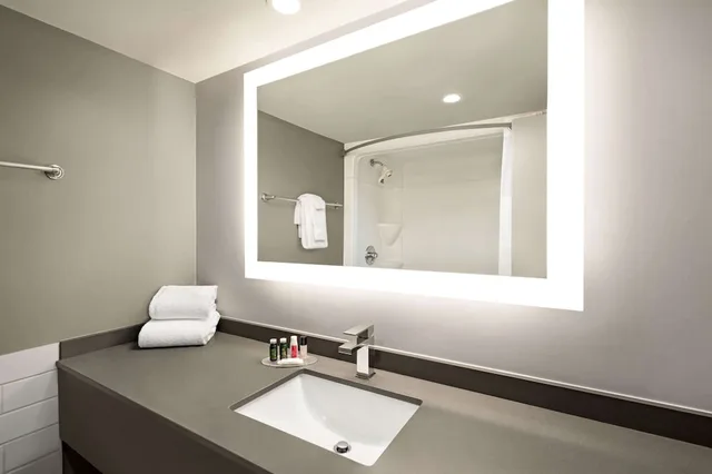 غرفة بسرير كينج، Ramada By Wyndham Cornwall 4/4