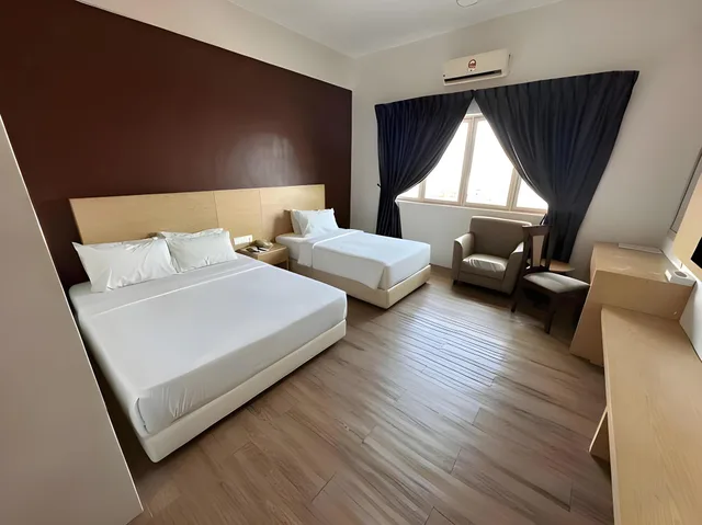 غرفة ديلوكس ثلاثية بسرير كينج وسرير فردي، Kingston Hotel 25 at Summit Signature Batu Pahat 1/1