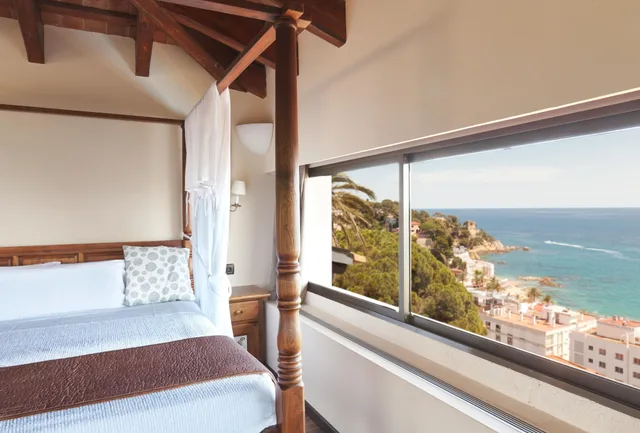 Tower, Double Bed, Sofa، Hotel Roger de Flor by Seleqtta 2/3