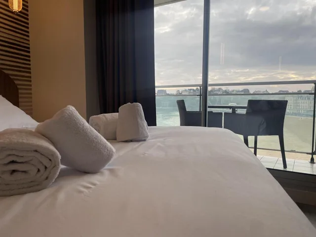 Comfort, Queen Bed, Water Front, Balcony، Best Western Hotel Le Crystal Dinard 9/10