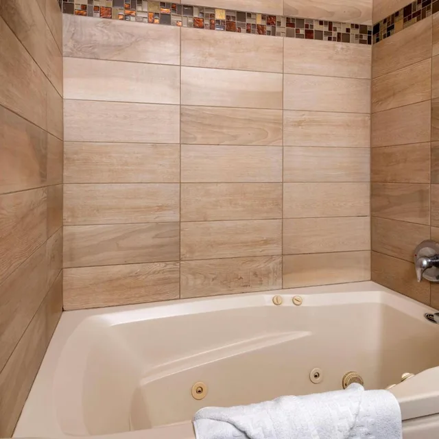 غرفة بسرير كينج بحوض جاكوزي، Best Western Newberg Inn 10/10