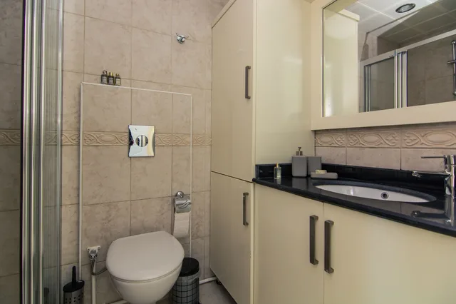 Castle, Apartment, Queen Bed, Lemon Villa Hotel 2/2