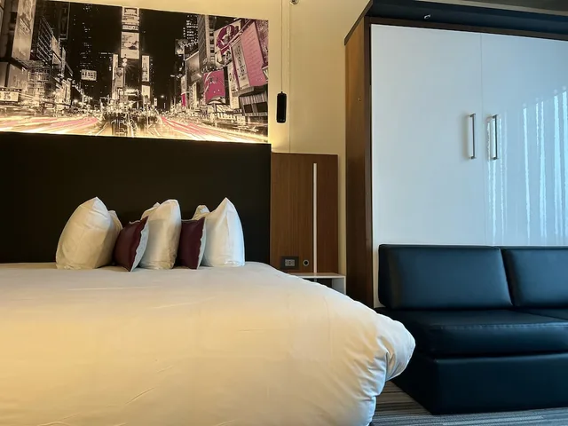 Grand, Plus, Comfort, King Bed, Queen Murphy Bed، Grand Hotel TiMES Blainville-Mirabel 1/2