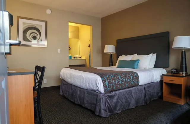 Renovated, Deluxe, Queen Bed, Main Building، City Center Inn and Suites 1/4