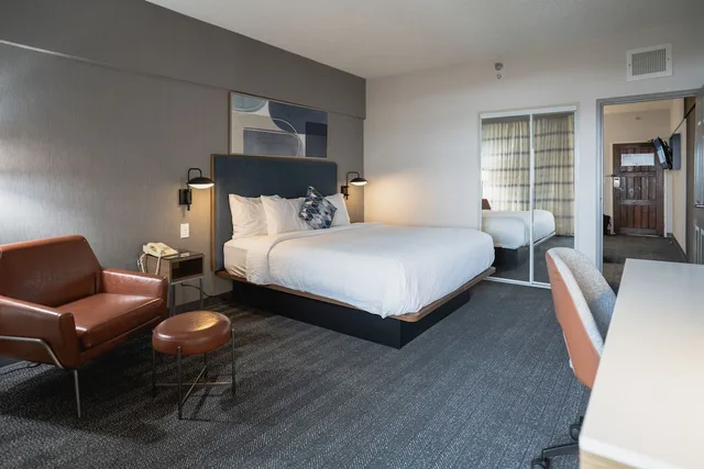 جناح بسريرين كوين بغرفة نوم واحدة مع أريكة، Courtyard By Marriott Santa Fe 1/6