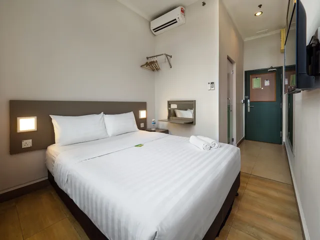 Room, Queen Bed, No Window، Tune Hotel 1borneo Kota Kinabalu 2/5