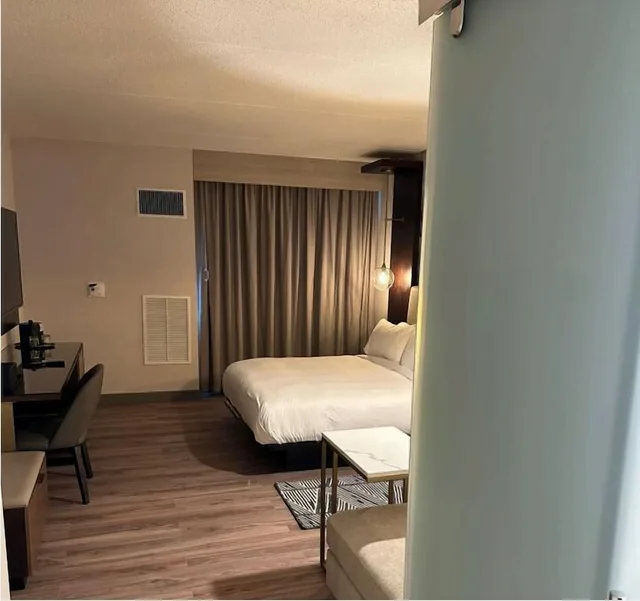 Concierge, Premium, King Bed, Corner، Chicago Marriott Northwest 4/8