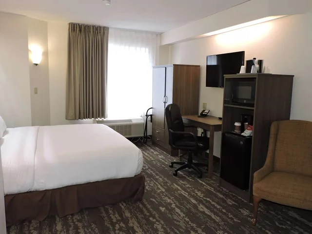 Room, King Bed, Street View، Charlevoix Inn Suites, SureStay Collection by Best Western 4/7