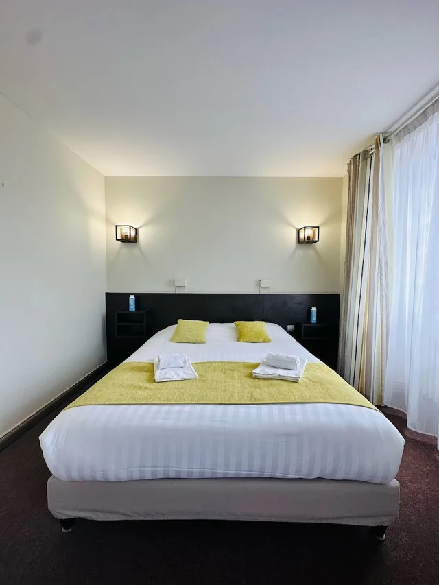 غرفة بسرير كوين، HOTEL LE LION D'OR 2/10
