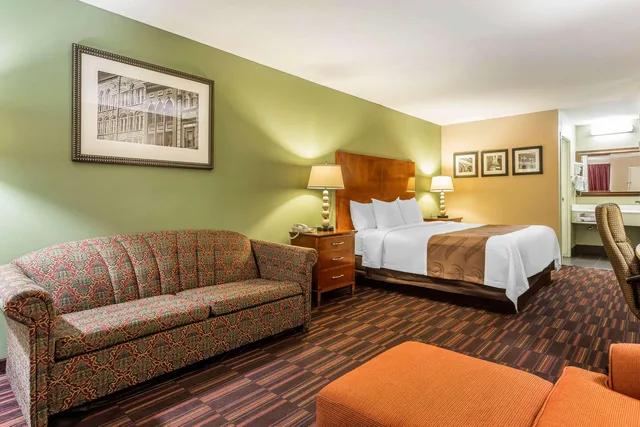 جناح بسرير كينج للمدخنين، Quality Inn & Suites near Robins Air Force Base 4/5