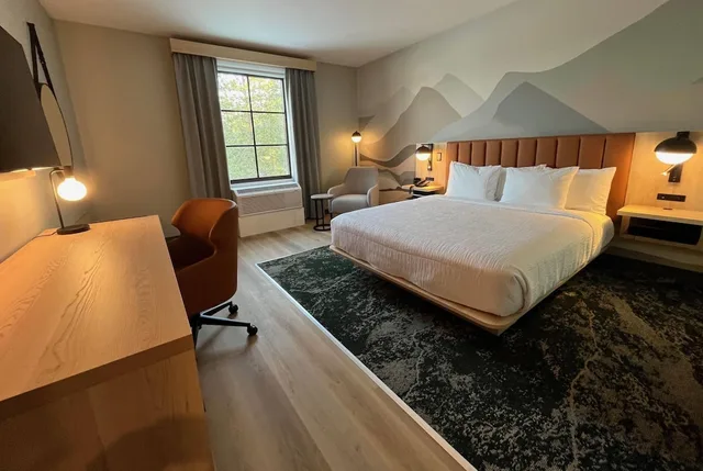 Room, King Bed, Accessible, La Quinta Inn and Suites by Wyndham Leavenworth 2/8