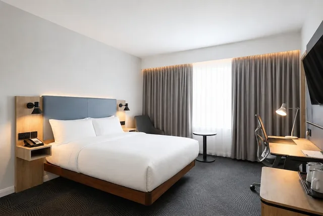 Premium, Queen Bed, Bath and Shower، London Luton Vale Hotel 2/2