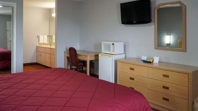 غرفة بسرير كينج للمدخنين، Rodeway Inn Beebe AR 2/3
