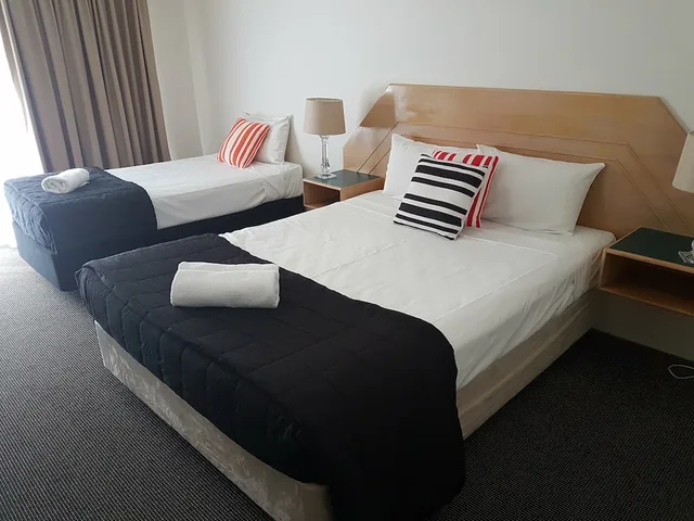 غرفة ثلاثية، Outrigger Resort 3/9