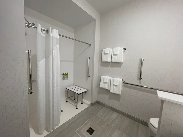 غرفة بسرير كينج لذوي الإعاقة، Holiday Inn Express & Suites Ft. Smith Airport, an IHG Hotel 1/2