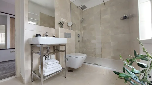 غرفة بريميوم بسرير كوين بشرفة بإطلالة جزئية على البحر، Refresh Boutique Apartments 9/10