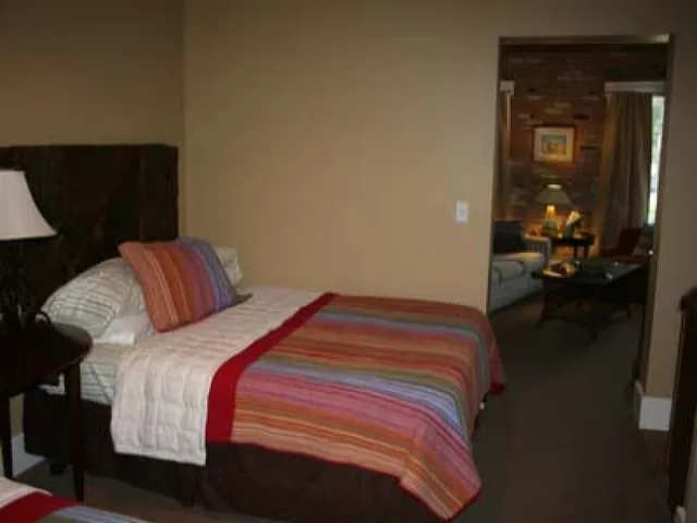 غرفة بسرير مزدوج بمطبخ صغير، William Watson Hotel 1/1