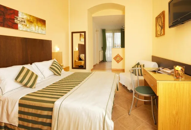 غرفة ثلاثية، Hotel La Pensione Svizzera 1/3