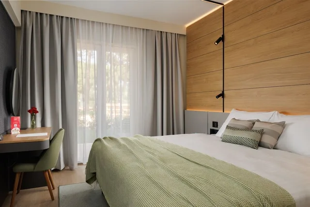 جناح سوبيريور بسرير كينج مع أريكة، Hotel Pelegrin Plava Laguna 1/5