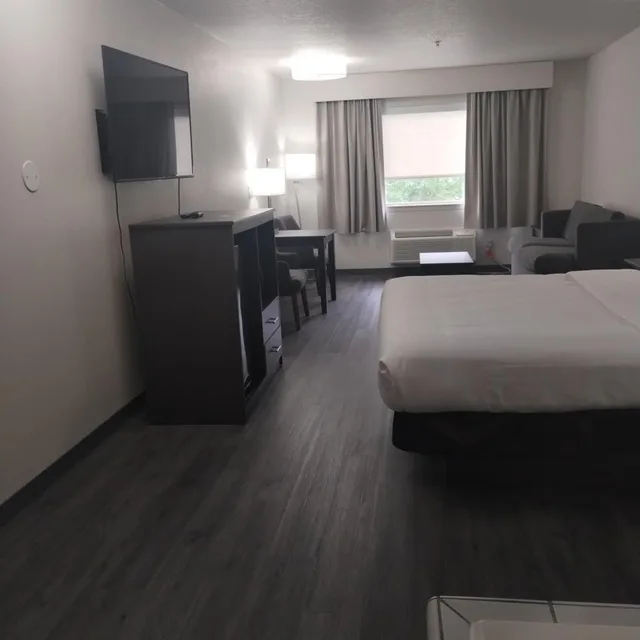 غرفة قياسية بسرير كينج مع أريكة بحوض جاكوزي، Quality Inn & Suites Wilsonville OR 3/10