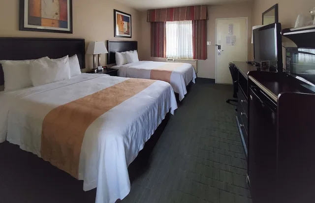 غرفة قياسية بسريرين كوين بشرفة، Quality Inn & Suites Anaheim at the Park 4/4