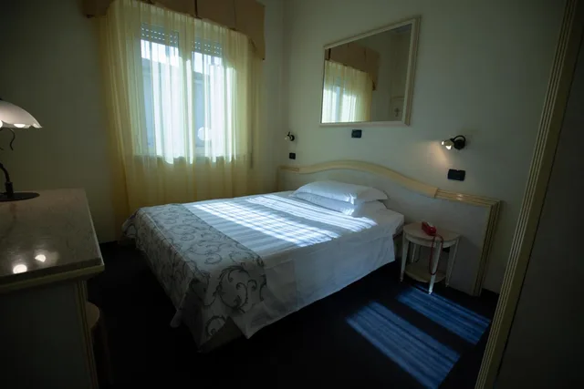 غرفة مفردة، Hotel London 4/10