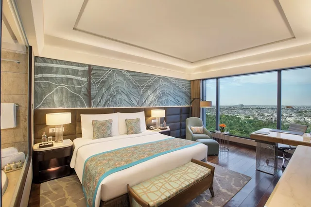 Diplomat, Suite, King Bed, Park View, Balcony، The Leela Ambience Convention Hotel Delhi 3/3