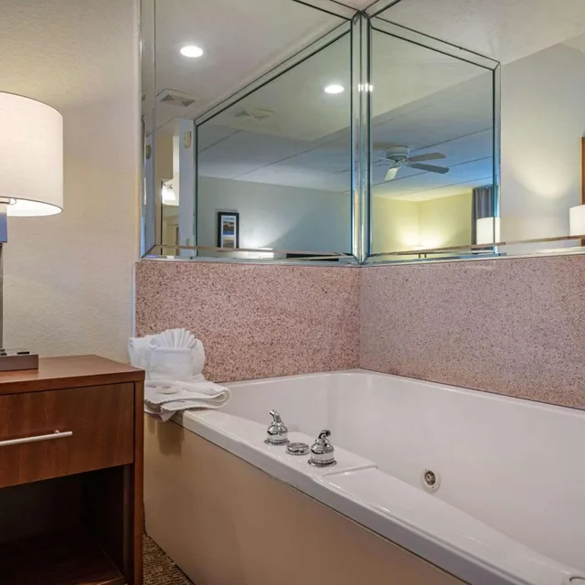 غرفة بسرير كينج بجاكوزي، Comfort Inn Kissimmee Lake Buena Vista South 8/9