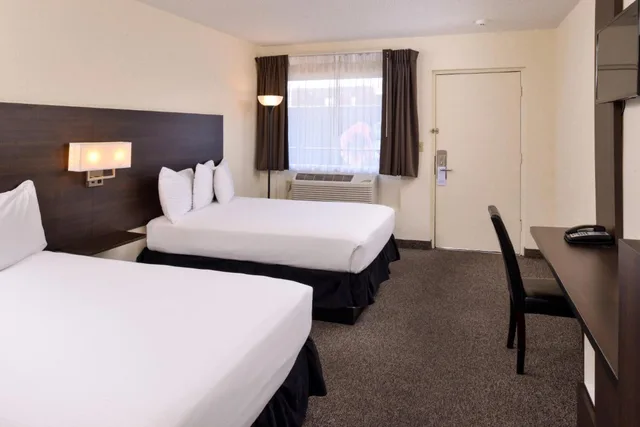 Room, Quadruple, 2 Queen Beds, Steam Plant Hotel 3/5